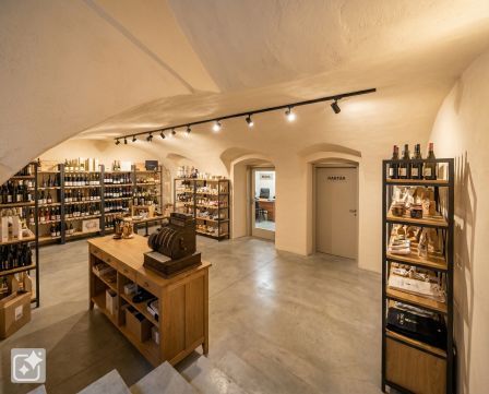 Eladó Tároló/Raktár 1074 Budapest 7. kerület Munkás utcában rendezett házban utcai bejárattal