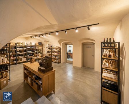 Eladó Tároló/Raktár 1074 Budapest 7. kerület Munkás utcában rendezett házban utcai bejárattal