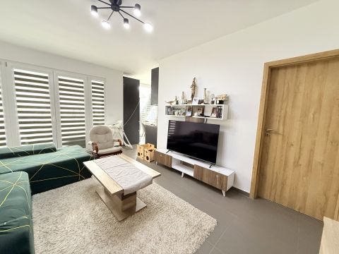 Eladó Lakás 4200 Hajdúszoboszló Újszerű, 2 szoba + nappali, erkéllyel, kertrésszel