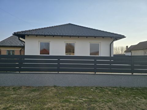 Eladó Lakás 2724 Újlengyel 