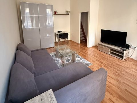 Kiadó Lakás 1015 Budapest 1. kerület , Felújított, bútorozott, 1 szobás galériás lakás!