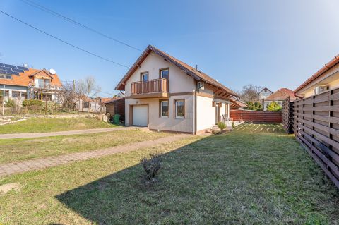 Eladó Ház 2141 Csömör Frissen felújított Ikerház Hév megállótól 5 perc sétára