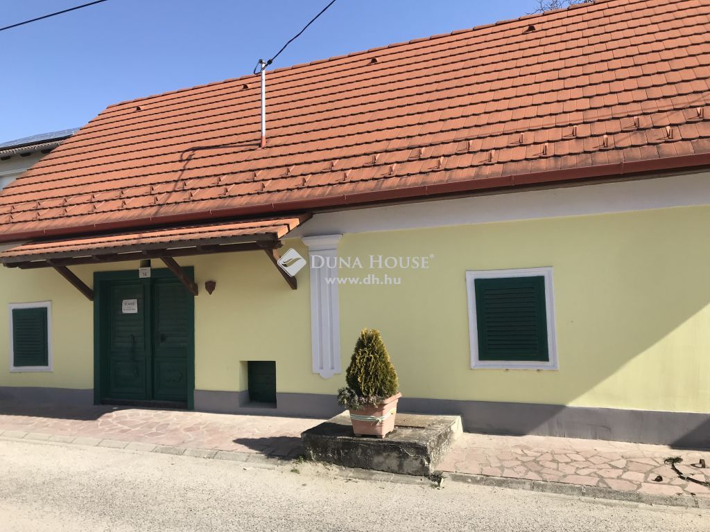 8060 Mór , Pince présházzal — 1/13