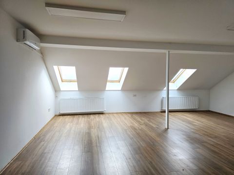 Kiadó Iroda 7630 Pécs , Basamalom úton felújított 260 nm-es iroda