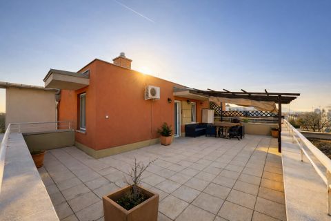 Eladó Lakás 1131 Budapest 13. kerület , Hatalmas teraszos lakás nyugodt, zöld környezetben erkéllyel