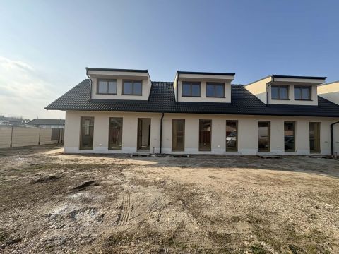 Eladó Ház 2194 Tura Főút közeli