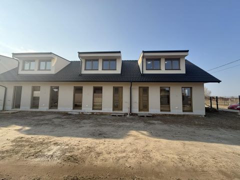 Eladó Ház 2194 Tura  Főút közeli 