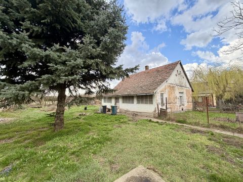 Eladó Ház 2435 Nagylók , Csendes részén