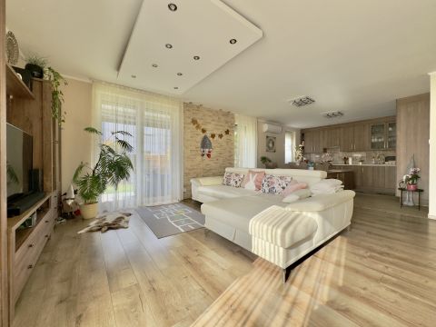 Eladó Lakás 1161 Budapest 16. kerület , kertkapcsolatos 4 szobás lakás garázzsal és autóbeállóval