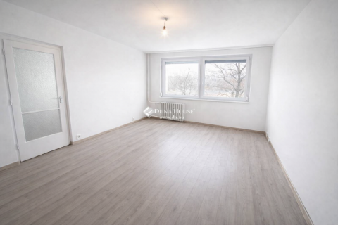 Eladó Lakás 6000 Kecskemét , Kecskemét Aradi Vértanúk terén 2 emeleti lakás eladó!