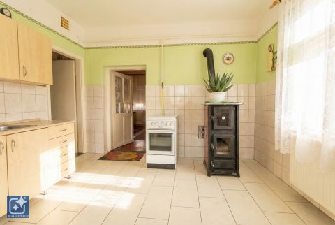 Eladó Ház 6033 Városföld , Hitelezhető, részben felújított, szigetelt családi ház