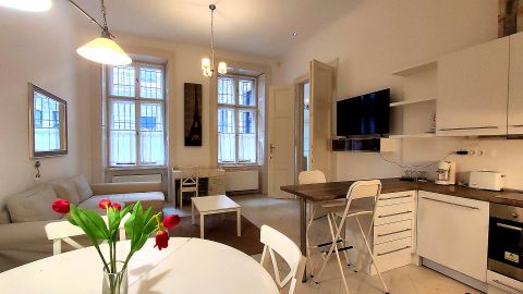 Eladó Lakás 1052 Budapest 5. kerület , Párizsi utcában exkluzív lakás - Airbnb engedély!