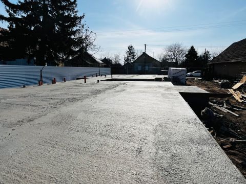 Eladó Ház 2200 Monor 3 szoba + nappalis, tároló kapcsolatos ikerházfél!