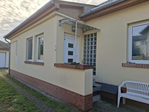 Eladó Ház 6000 Kecskemét , Belvároshoz közeli nappali plusz 1,5 szobás ikerház fél