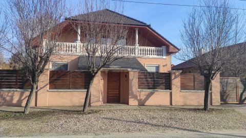 Eladó Ház 2700 Cegléd 