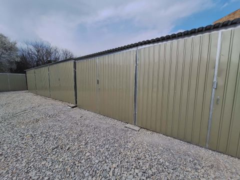 Kiadó Parkoló 7627 Pécs , === Rigóder utca legelején garázsok kiadók===