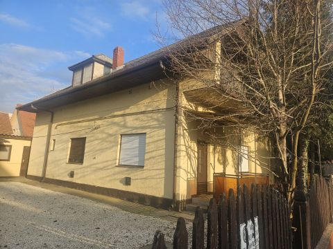 Eladó Ház 8638 Balatonlelle 50 méterre a parttól.