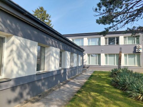 Kiadó Irodaépület 6500 Baja , Szegedi útnál