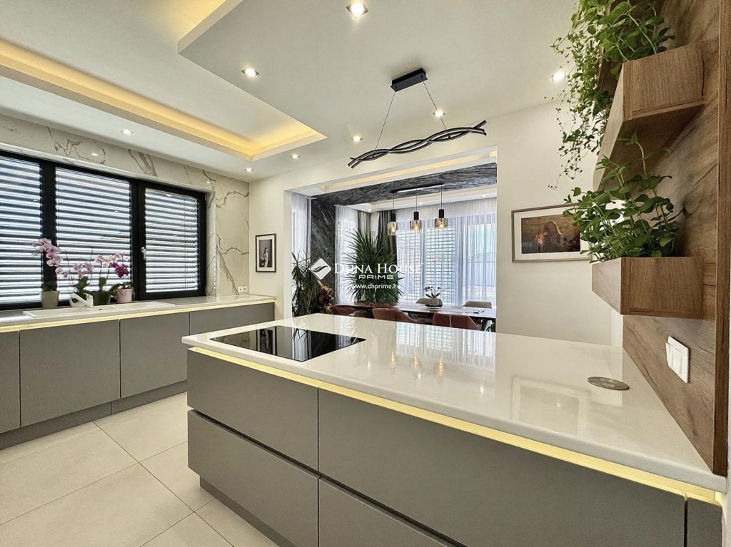 Eladó ház, Koroncó