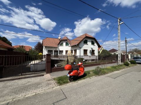 Eladó Ház 1188 Budapest 18. kerület 18, ker Pestszentimre, felújítandó garázsos ikerház Eladó