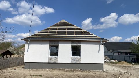 Eladó Ház 2764 Tápióbicske Igényesen felújított ikerházfél központhoz közel