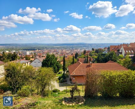 Eladó Lakás 7625 Pécs ==== Magaslati úton panorámás erkélyes lakás===