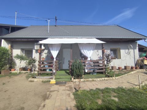 Eladó Ház 2351 Alsónémedi Takaros kis igazi vályogház Alsónémedin