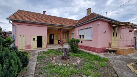 Eladó Ház 5100 Jászberény , Jászberény központjában négyszobás, téglaépítésű családi ház