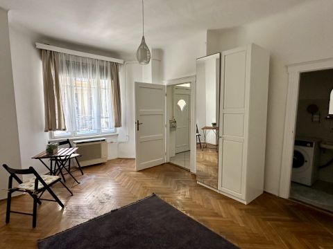 Kiadó Lakás 1132 Budapest 13. kerület Visegrádi utcában, jó állapotú, gépesített garzonlakás