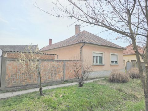 Eladó Ház 6775 Kiszombor , Központ közeli, csendes mellékutcában
