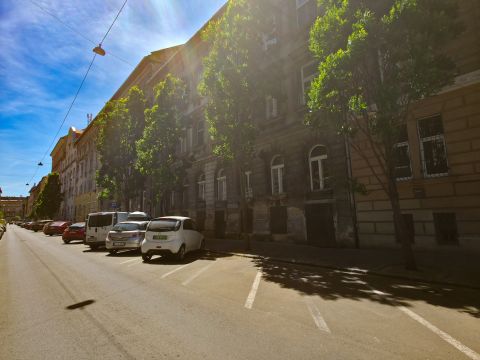 Eladó Lakás 1078 Budapest 7. kerület , FLIPPINGRE AKÁR 4 SZOBA UTCÁRA NÉZ 2. EMELET 5 PERC A LIGET