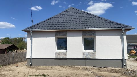 Eladó Ház 2764 Tápióbicske , Igényesen felújított ikerházfél központhoz közel