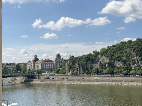 Eladó Lakás 1056 Budapest 5. kerület , Dunai Panorámás, felújított 2 erkélyes Begrád Rakpartnál!  