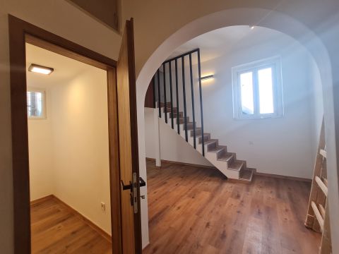 Eladó Lakás 1068 Budapest 6. kerület , Zeneakadémia mellett, emeleti felújított garzon lakás