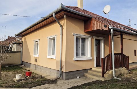 Eladó Ház 6033 Városföld , Hitelezhető, részben felújított, szigetelt családi ház