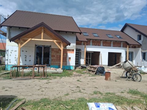 Eladó Ház 2335 Taksony , Taksonyban 2 szintes ikerház fél