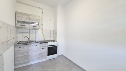 Kiadó Lakás 6000 Kecskemét , Felújított, 1. emeleti, 35nm-es cirkós lakás.