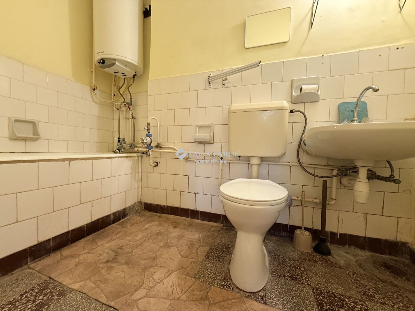 Első emeleti, háromszobás téglalakás Kalocsán – LK092472