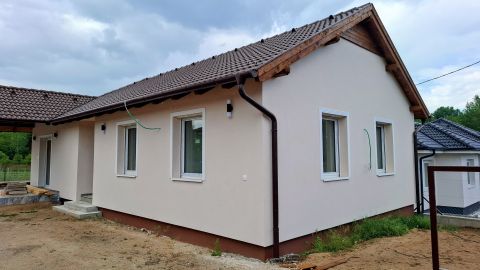 Eladó Ház 2113 Erdőkertes Újépítésű kétszintes otthon Erdőkertesen