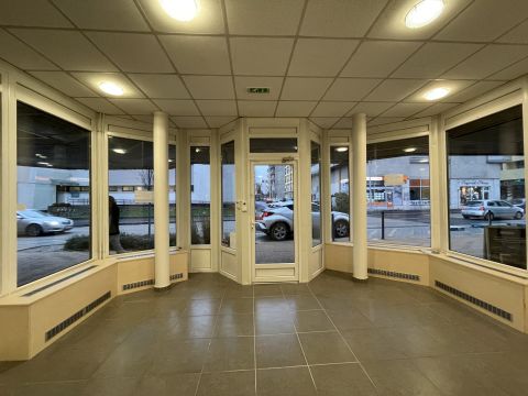 Kiadó Üzlethelyiség 8900 Zalaegerszeg , Zalaegerszeg abszolút belváros, utcafronti bejárat