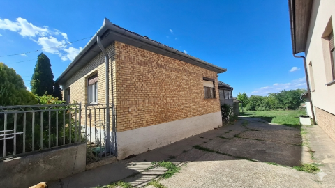 Eladó Ház 2118 Dány Tégla építésű családi ház