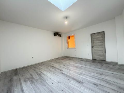 Eladó Lakás 1158 Budapest 15. kerület Felújított, étkező + szoba, udvarkapcsolat