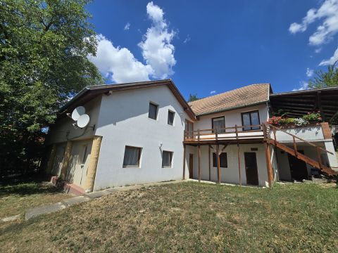 Eladó Lakás 8093 Lovasberény , Lovasberény 320nm, több generációra alkalmas ház 