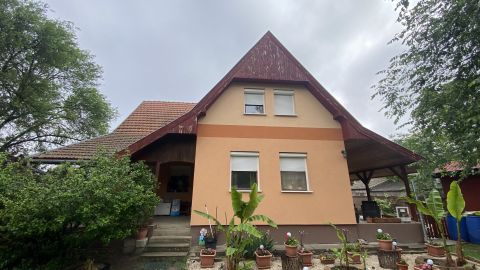 Eladó Ház 2764 Tápióbicske , Központhoz közel, természetközeli nyugodt utcában 