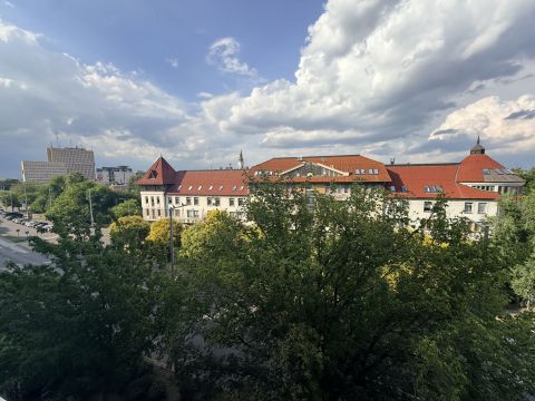 Eladó Lakás 6000 Kecskemét , Dobó István Krt.-on 83-nm-es, erkélyes lakás liftes házban