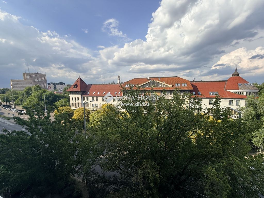 6000 Kecskemét , Dobó István Krt.-on 83-nm-es, erkélyes lakás liftes házban — 1/21