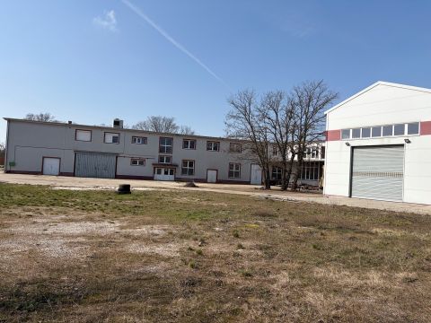 Eladó Irodaépület 8100 Várpalota , A központ közelében, jó megközelíthetőséggel.