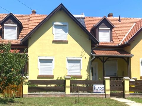 Eladó Ház 5900 Orosháza , Orosháza, központi, családias zöldövezeti  lakás+garázs