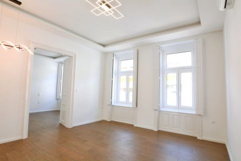 Kiadó Lakás 6000 Kecskemét , Belvárosban újszerű 1. emeleti, 2 szobás lakás autóbeállóval