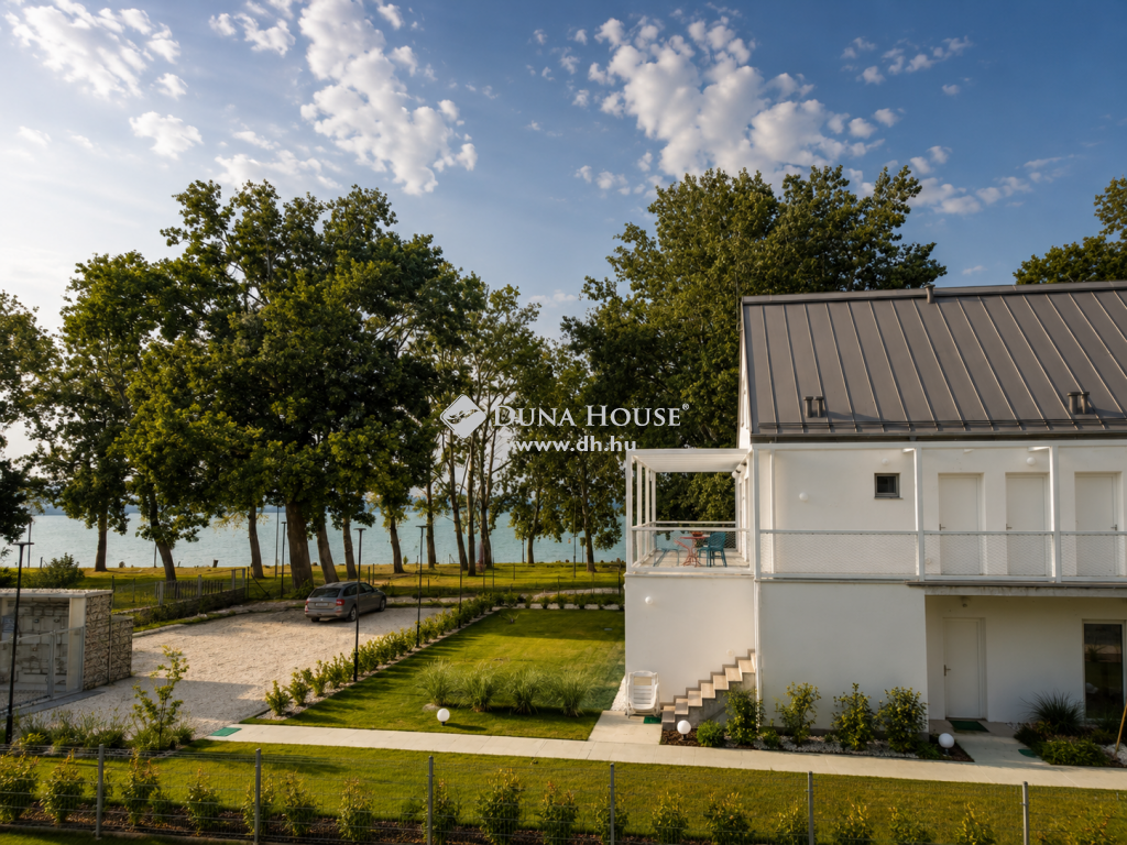 8172 Balatonakarattya , Aligai utca — 1/19